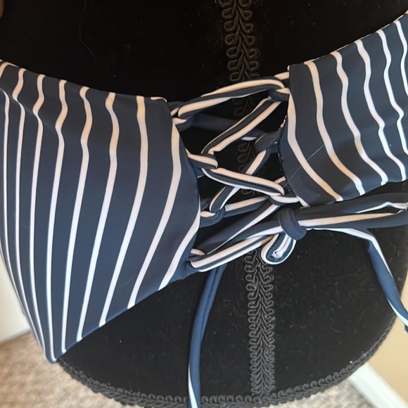 Cupshe Swimwear - Picture 6 of 9